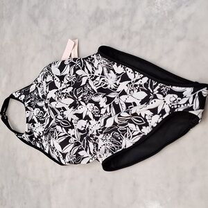 Victoria Secret New One Piece Black and White Bathing Suit Size Small‎ Open Back